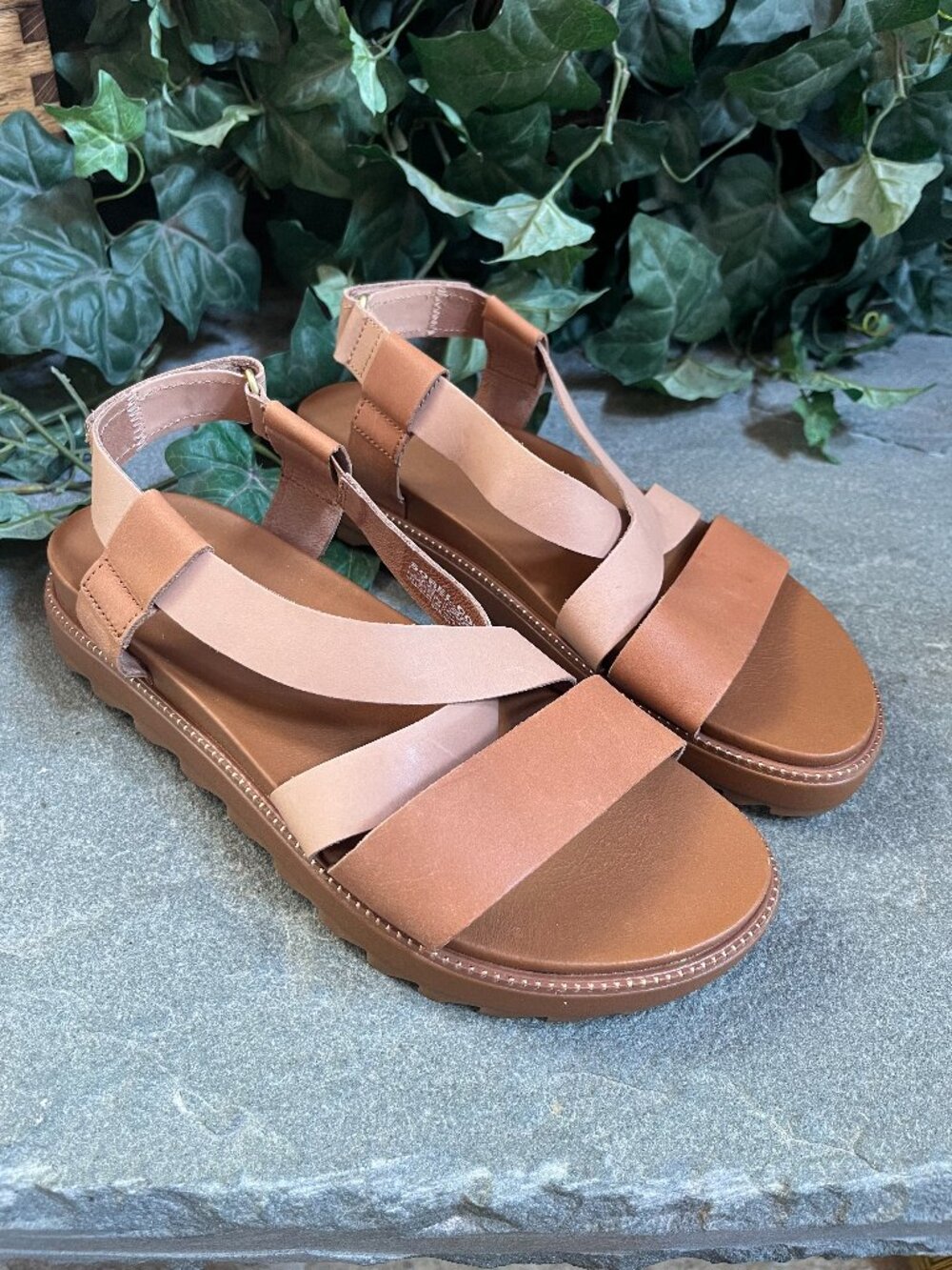 Sorel 9.5 Roaming Criss-Cross Sandal Camel Leather Sport Sandal W/Lug Sole